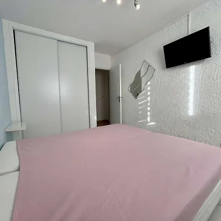 Climatise A Cavalaire-sur-mer, 2 Pieces, Parking Prive, Proche Plages Et Commerces - Fr-1-226b-181 Apartment